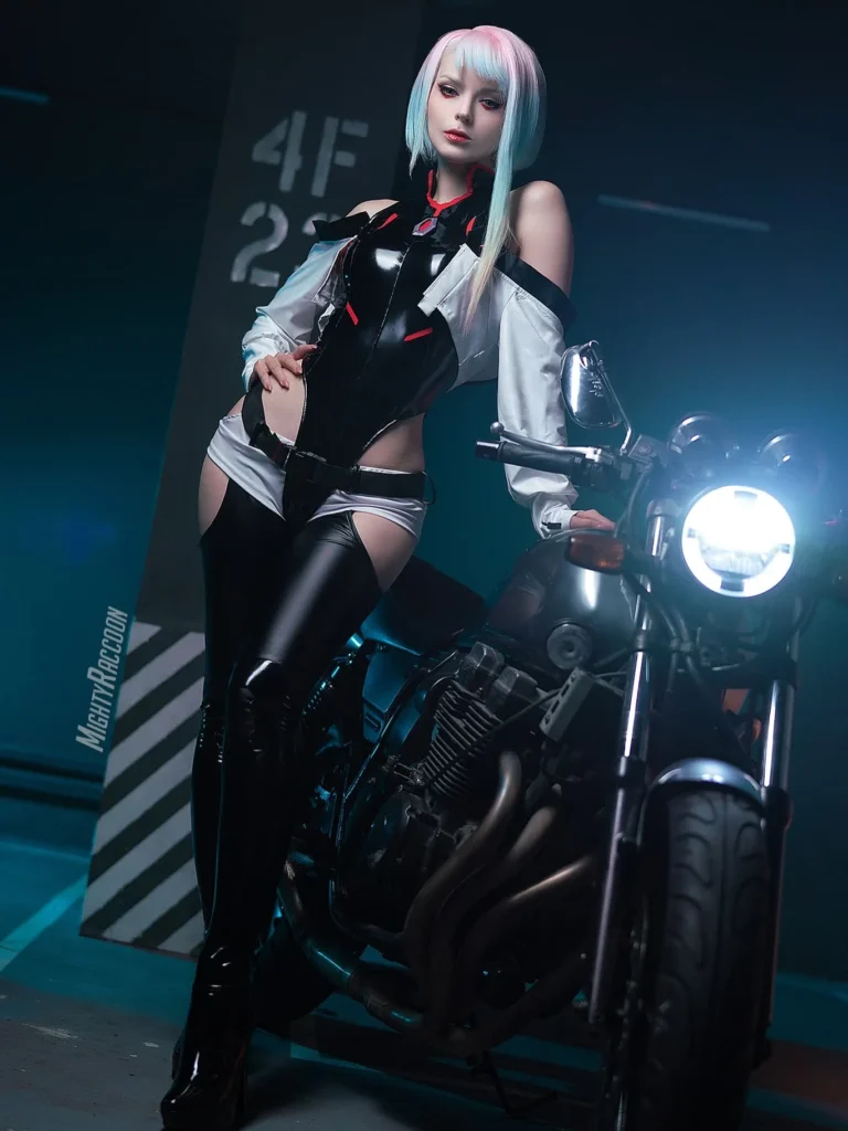 A sharp and emotionally grounded portrayal of Lucy from Cyberpunk: Edgerunners by cosplayer mightyraccoon.